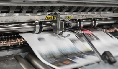 Rotativa che stampa un quotidiano