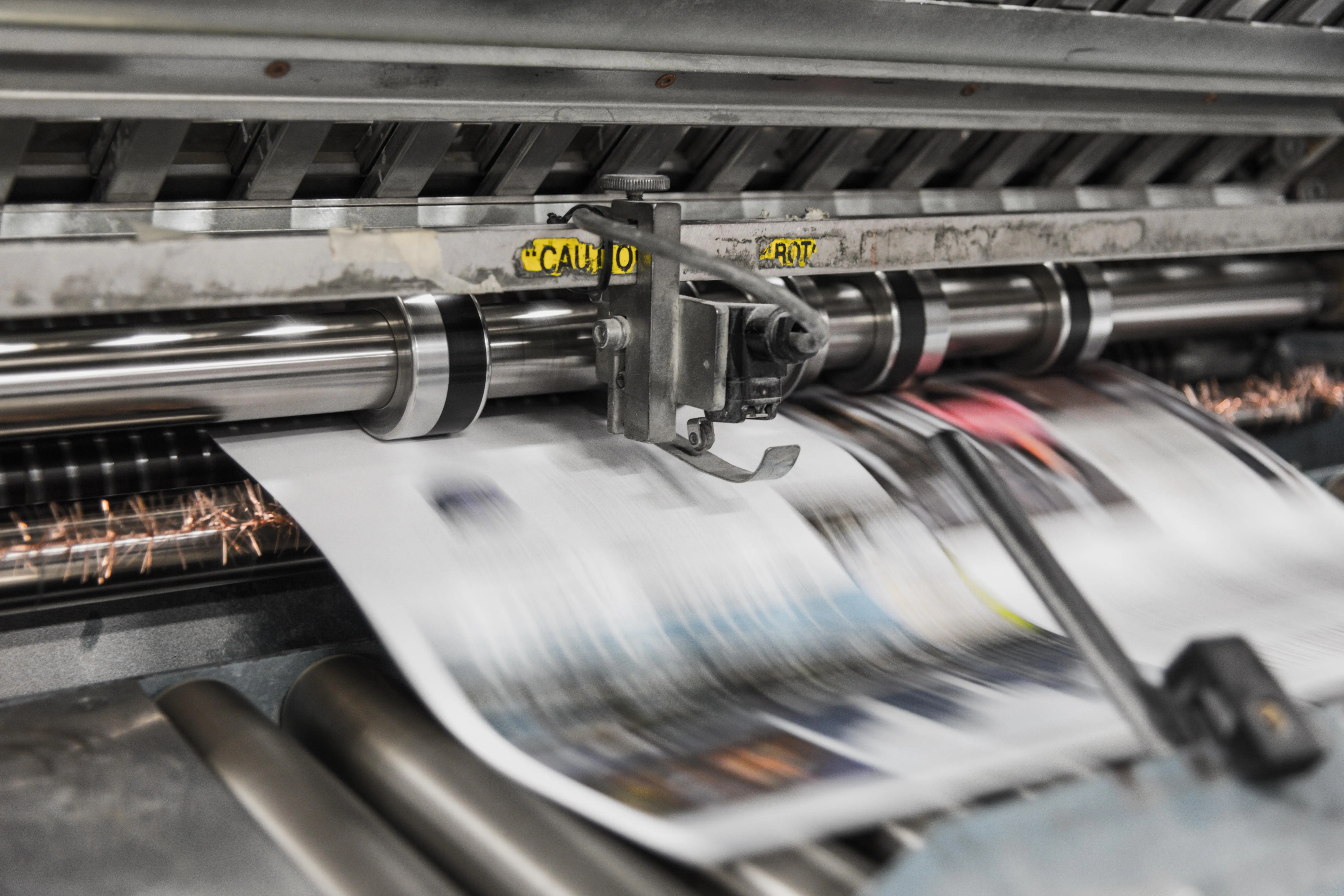 Rotativa che stampa un quotidiano