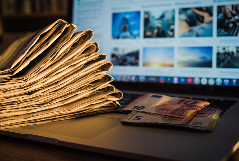   Firefly_dei giornali appoggiati su un pc aperto su un sito di notizie e di fianco un po' di s 109080.png 