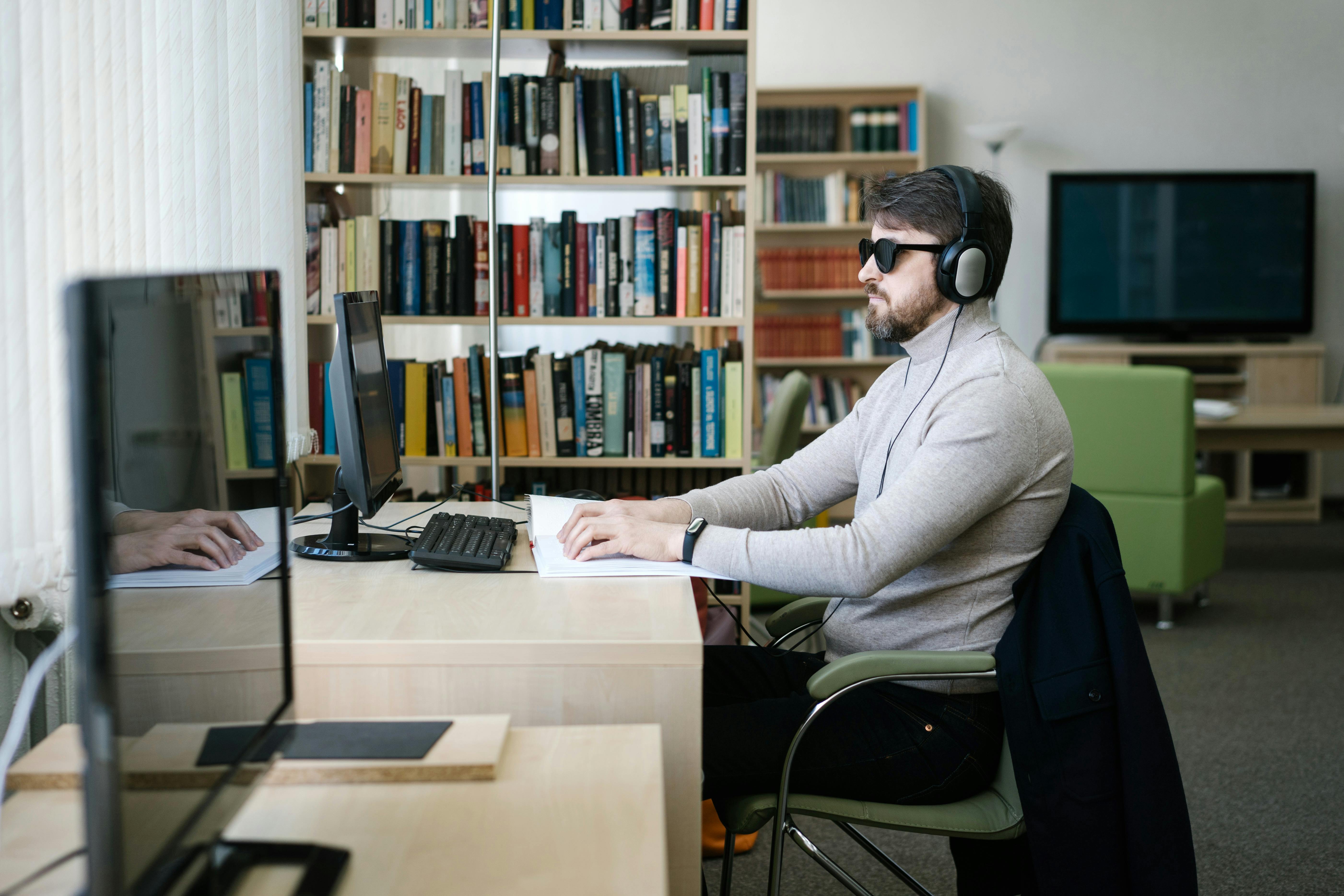 European Accessibility Act (EAA): conformità e vantaggi per le aziende   | © Photo by Mikhail Nilov: https://www.pexels.com/photo/man-in-gray-sweater-sitting-on-chair-6981085/