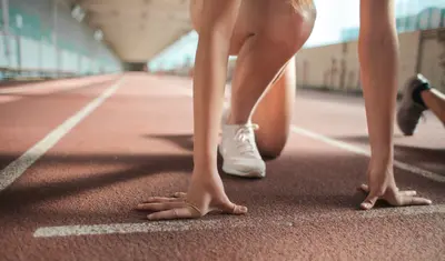 Corridore allo start al blocco di partenza