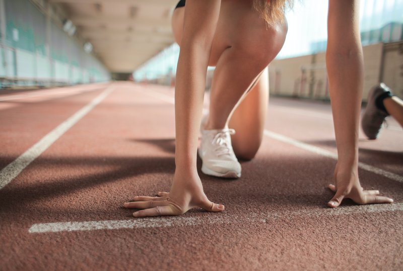   Corridore allo start al blocco di partenza 