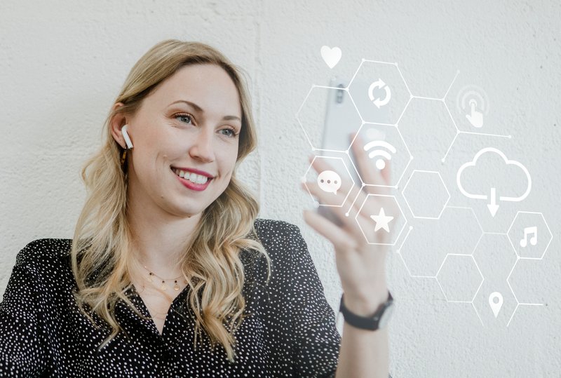   connessione-di-rete-sociale-con-video-chat-donna-e-sorridente 