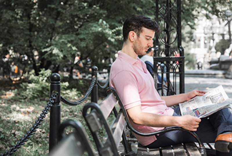   Ragazzo legge giornale in vacanza 