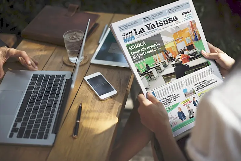 Un lettore legge la nuova edizione de La Valsusa