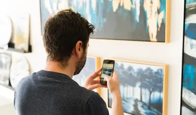 Un visitatore al museo interagisce con l'opera
