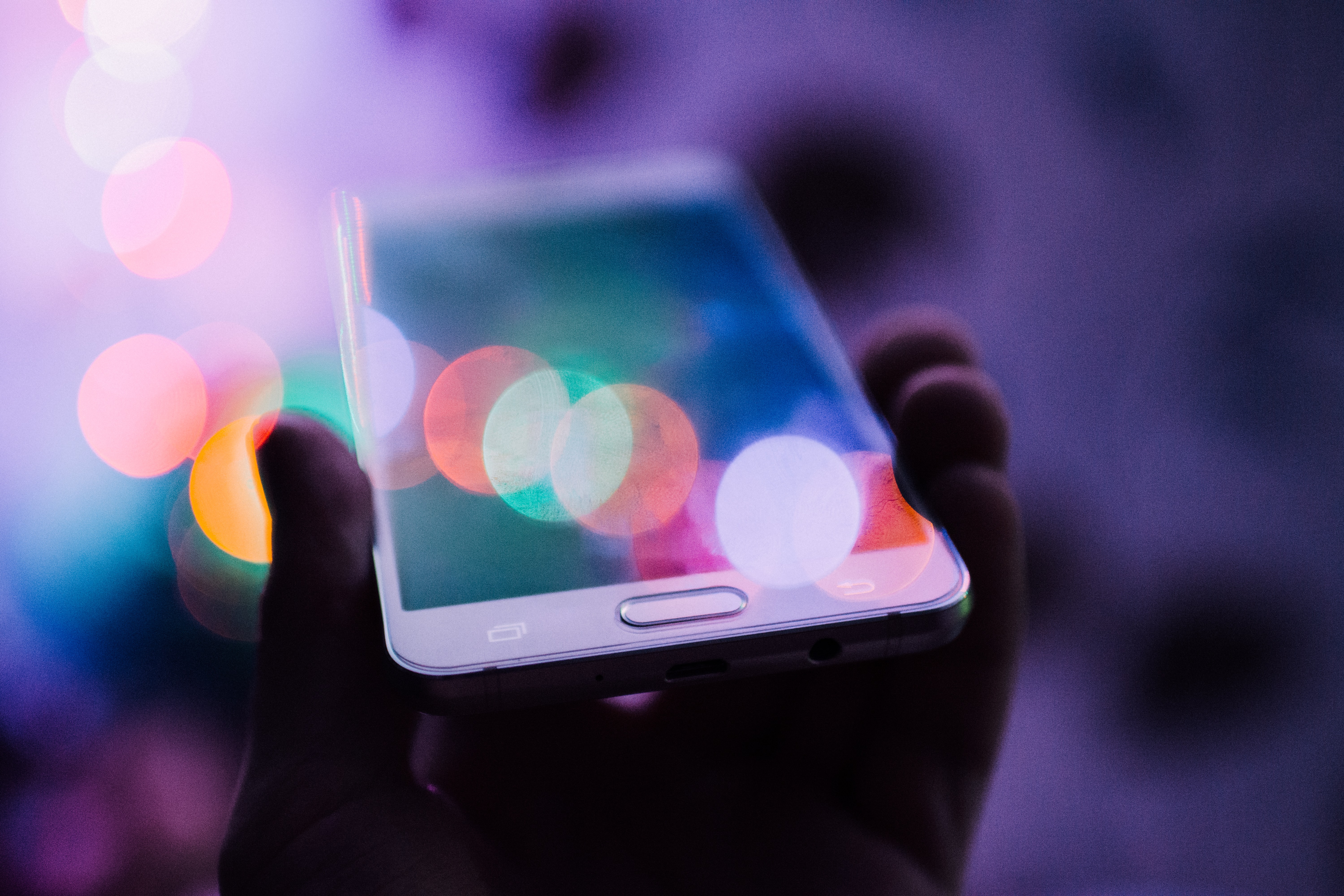 Telefono per advertising mobile | © Photo by <a href="https://unsplash.com/@frostroomhead?utm_source=unsplash&utm_medium=referral&utm_content=creditCopyText">Rodion Kutsaev</a> on <a href="https://unsplash.com/s/photos/mobile?utm_source=unsplash&utm_medium=referral&utm_content=creditCopyText">Unsplash</a>   