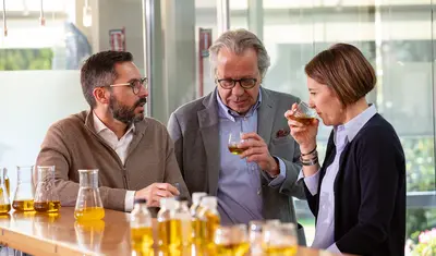 La famiglia Carli assaggia il loro olio d'oliva