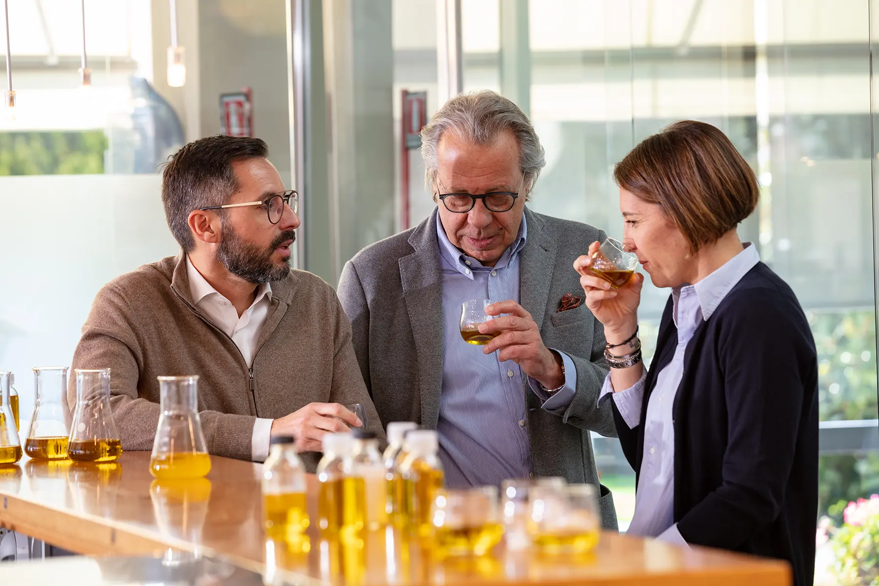La famiglia Carli assaggia il loro olio d'oliva