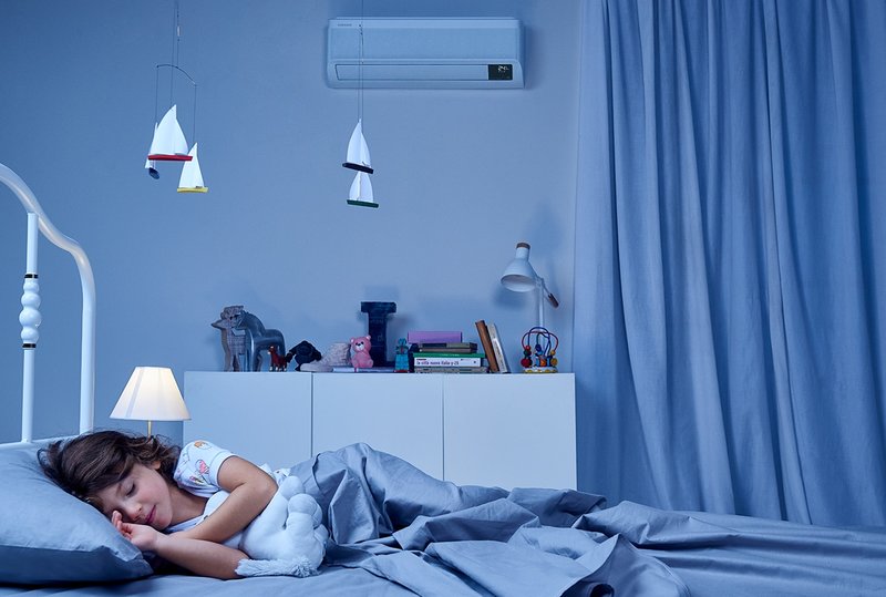  Bambina dorme in camera con condizionatore climamarket 